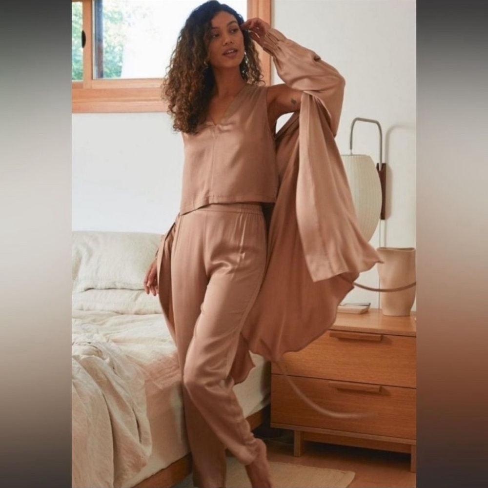 New without tags. Dusty rose Libya sleep set, tag taken off but never worn